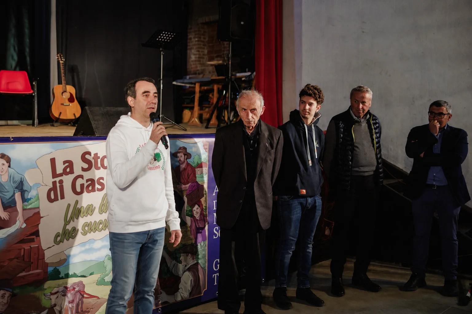 Apertura dello spettacolo Marco e Mauro nella sala della Società